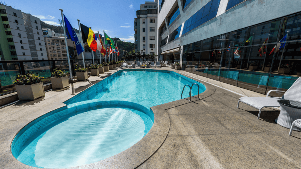 vista da piscina de um resort em copacabana