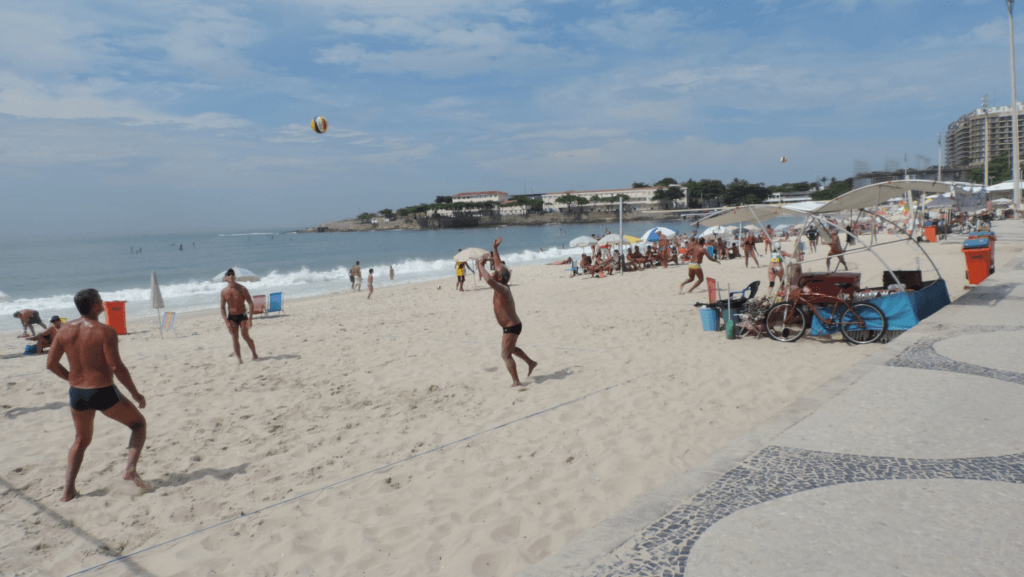pessoas jogando futebol na praia de copacabana