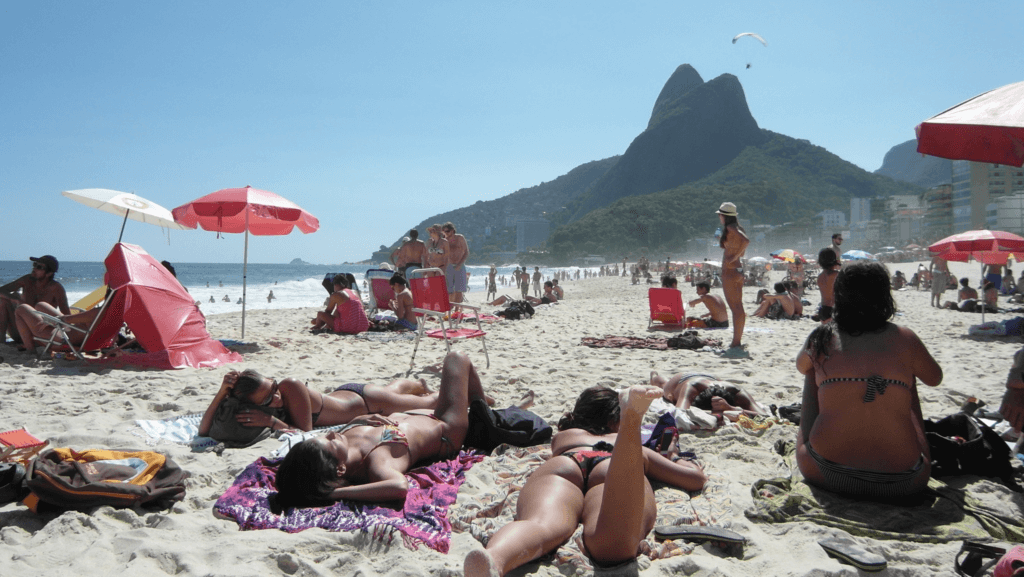 turistas na praia de copacabana
